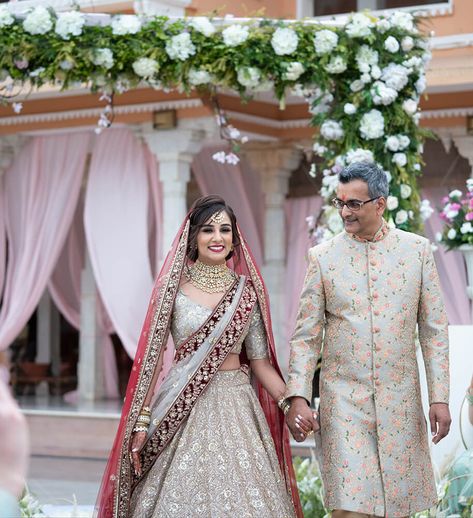 Father Of The Bride Attire, Udaipur Wedding, Father Of The Bride Outfit, Father Daughter Photos, Dress For Bride, Bridesmaid Photoshoot, Bride Attire, Indian Bridal Outfits, Indian Wedding Outfits