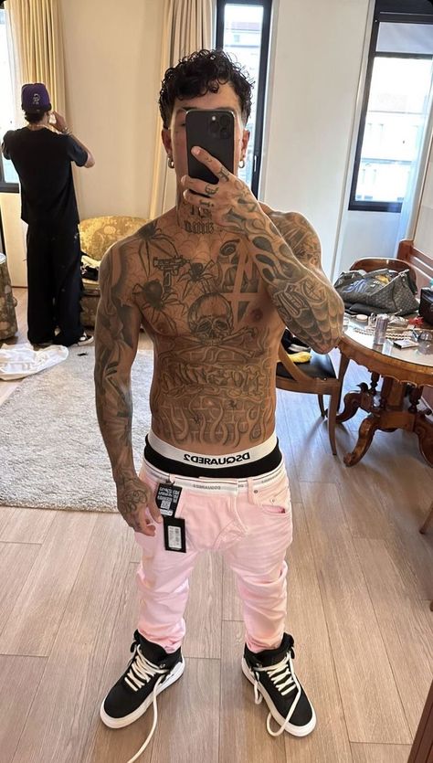 Inside Bicep Tattoo, Tony Effe, Mens Body Tattoos, White Pants Men, Leather Fashion Men, Full Body Tattoo, Boy Tattoos, Muscular Men, Aesthetic Guys