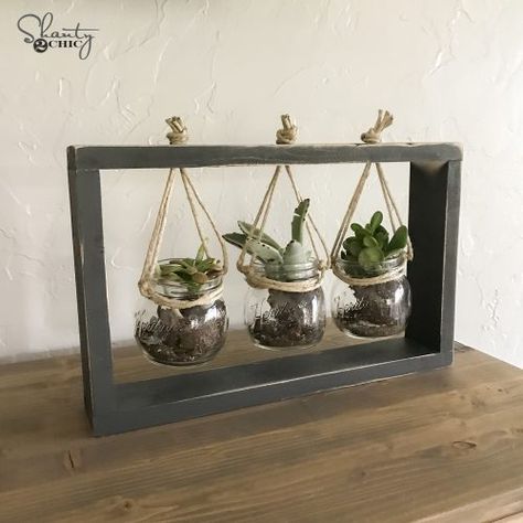 $10 DIY Succulent Frame Inexpensive Diy Gifts, Pot Gantung, Diy Gifts Cheap, Succulent Frame, Diy Holiday Gifts, Diy Simple, Scrap Wood Projects, Navidad Diy, Deco Floral