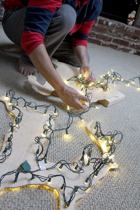 Make your own outdoor Christmas decorations this holiday season. With just plywood and lights, you can make Santa's sleigh and reindeer for less than $20 with this easy tutorial. #diy #santasleigh #yarddecor #Christmas Santa Sleigh Decoration, Diy Christmas Reindeer, Outdoor Santa, Outdoor Christmas Diy, Christmas Lights Outside, Christmas Garden Decorations, Diy Christmas Lights, Gardening Gifts, Christmas Yard Art