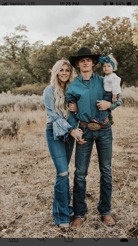 Country Family Photos, Western Family Photos, Western Family, Country Couple Pictures, Country Relationship Goals, Cute Family Pictures, Cute Country Couples, Country Couples, Family Christmas Pictures