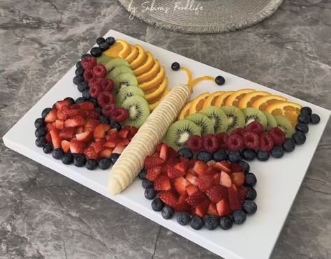 Butterfly Fruit, Pink Party Foods, 1st Birthday Foods, Charcuterie Food, Fruit Creations, Fruit Platter Designs, Baby Fruit, Food Art For Kids, Amazing Food Decoration