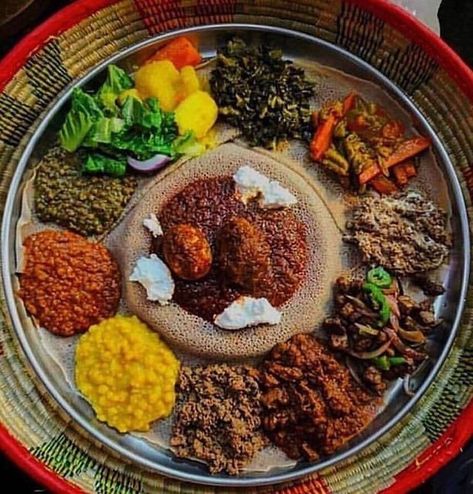 Ethiopian Food Injera, Habesha Aesthetic, Korean Food Side Dishes, Ethiopian Cuisine, Wedding Buffet Food, Ethiopian Culture, Ethiopian Coffee, Ethiopian Food, Egyptian Food