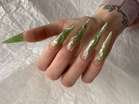 Green And Gold Long Nails, Peridot Nails, Fairy Core Nails, Ivy Nails, Stilleto Nails Designs, Green Acrylic Nails, Grunge Nails, Stiletto Nails Designs, Cute Acrylic Nail Designs