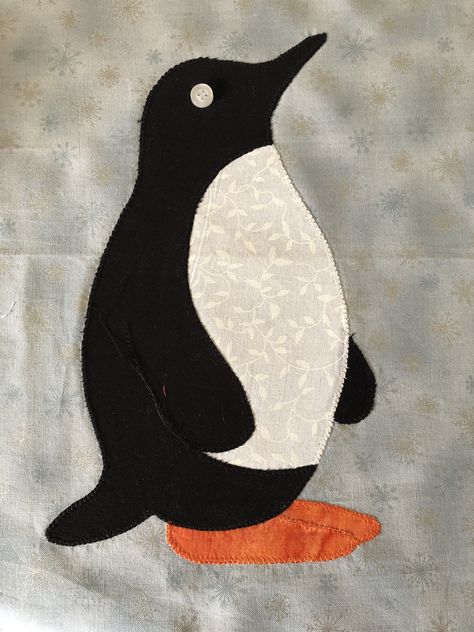 Will be a Christmas wall hanging one day Penguin Applique Pattern, Christmas Ornament Template, Penguin Theme, Penguin Crafts, Penguin Pattern, Penguin Art, Christmas Wall Hangings, Applique Templates, Needlework Patterns