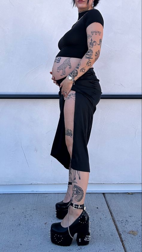 Pregnant Women With Tattoos, Pregnant With Tattoos, Edgy Pregnant Outfits, Tattoo Pregnant Women, Gothic Maternity Outfits, Pregnant Rocker Style Outfit, Pregnant Alternative Style, Tattooed Mom Aesthetic, Maternity Goth Outfits