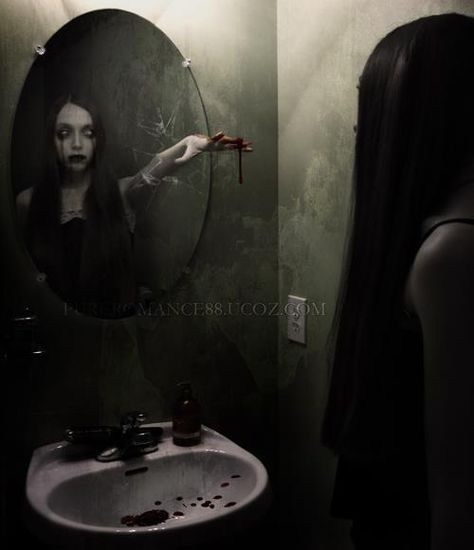 Horror Mirror Reflection Photoshop Tutorial Scary Photos, Horror Photography, Horror Photos, World Of Darkness, Dark Gothic, Dark Places, A Mirror, Gothic Art, Photoshop Tutorial