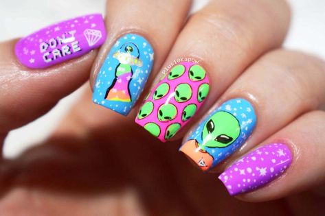 Alien Nail Art, Neon Alien, Alien Nails, Horror Nails, Neon Green Nails, Infinity Nails, Holo Nails, Space Nails, Pointy Nails