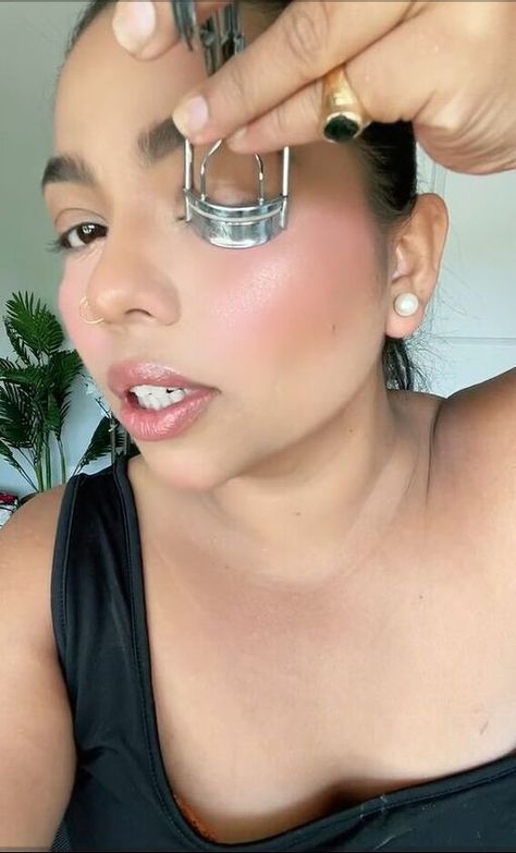 Eyelash Curler Hacks, Eye Curler, Reverse Curls, Blue Eyeshadow Looks, Longer Lashes, Simple Eyeliner, Curl Lashes, Mascara Tips, Curling Eyelashes