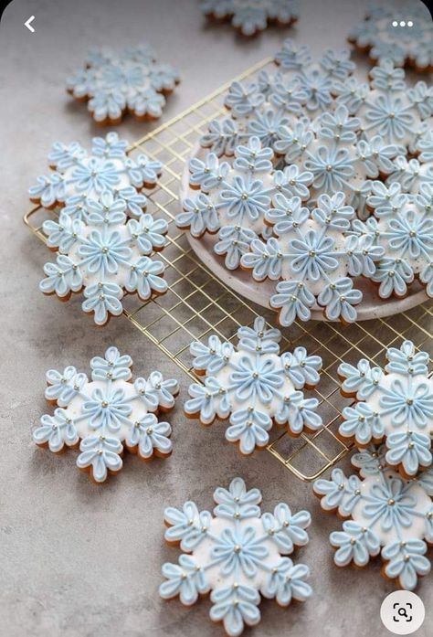 Snowflake Sugar Cookies, Gingerbread House Ideas, Christmas Cookie Cake, Christmas Sugar Cookies Decorated, Cute Christmas Cookies, Royal Iced Cookies, Christmas Gingerbread Cookies, The Best Dessert, Winter Cookie