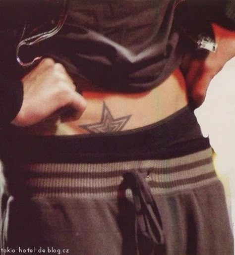 Bill Kaulitz Tattoo, V-line Men, Tattoo Bills, Bill Tattoo, Pro Tiktok, King Tom, Kawaii Outfit Ideas, Hair Evolution, Emo Men