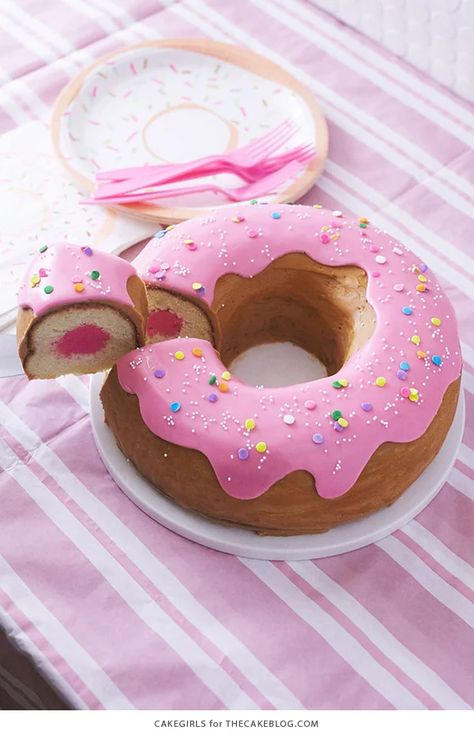 Un gâteau d'anniversaire comme un donut géant Giant Donut Cake, Giant Donut, Recipes Steak, Shaped Cake Pans, Crockpot Soup, Mini Torte, Donut Cake, Cake Mini, Salty Cake