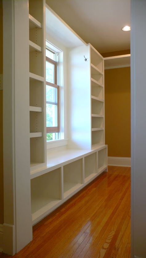 Bench In Master Closet, Closet Window Ideas, Window In Closet Ideas, Ensuite Bedroom Layout, Closet With Windows Ideas, Closet Designs With Window, Closet Around Window, Window In Closet, Walk In Closet With Window