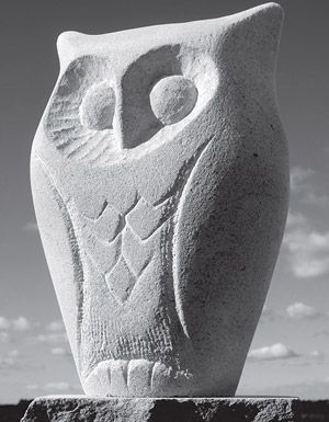 Stone Carving an Owl - Course                                                                                                                                                      More Stone Carving Sculpture, Tre Kunst, Soapstone Carving, Art Pierre, Cement Art, Plaster Sculpture, Concrete Sculpture, Sculptures Céramiques, Tree Carving