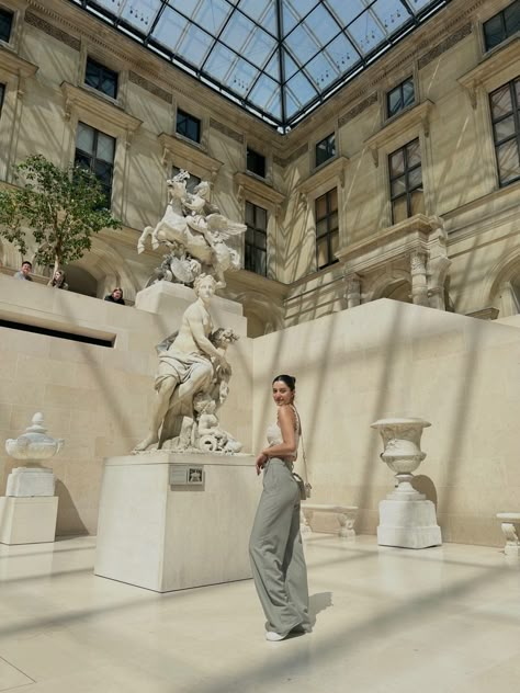 Louvre Poses, Paris Vibes Aesthetic, Paris Mood Board, Paris Pics, Paris Instagram Pictures, Feel Good Pictures, Paris Photo Ideas, Paris Photoshoot, France Aesthetic