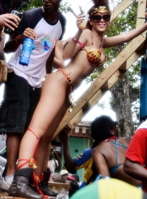 Cheers! Rihanna toasts the Barbados Kadoomant Day Parade with a drink among friends Rihanna Carnival, Rihanna Barbados, Hip Hop Producers, Rude Girl, Float Dress, Rihanna Outfits, Rihanna Riri, Michael Kors Sunglasses, Scantily Clad