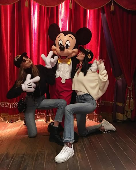 Bella Hadid Sister, Cartoon Kiss, Hadid Instagram, Bella And Gigi Hadid, Disney Word, Yolanda Foster, Gigi And Bella Hadid, Bella Gigi Hadid, Gigi And Bella