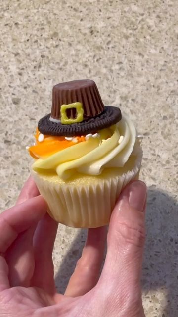 Linnea on Instagram: "Getting ready for Thanksgiving! I saw this idea somewhere on the internet, and I can’t re-find it to give credit! If it’s you, know that I loved the idea so much I had to try it! @sprinklepop.shop sprinkles @reeses and @oreo for the pilgrim hat #thanksgivingcupcakes #thanksgivingdesserts #thanksgivingtreats #cupcakedecorating #cupcakevideo #cupcaketutorial #thanksgiving #pilgrimhatcupcakes #cupcakesofinstagram" Pilgrim Hat Cupcakes, Thanksgiving Themed Cupcakes, Thanksgiving Theme Cake, Hat Cupcakes, Thanksgiving Baking, Thanksgiving Cupcakes, Cupcake Videos, Cupcake Tutorial, Thanksgiving Cakes