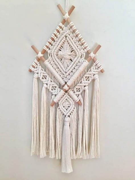 Geometric Macrame, Macrame Wall Hanging Ideas, Macrame Light, Simpul Makrame, Pola Macrame, Macrame Wall Hanging Tutorial, Macrame Wall Hanger, Macrame Colar, Free Macrame Patterns