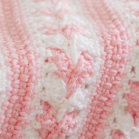 Crochet the Hearts-a-Plenty Afghan for Baby • Craftdrawer Crocheted Rugs, Crochet Heart Blanket, Tl Yarn Crafts, Baby Boy Crochet Blanket, Intertwined Hearts, Boricua Recipes, Creative Wreaths, Crochet Baby Blanket Free Pattern