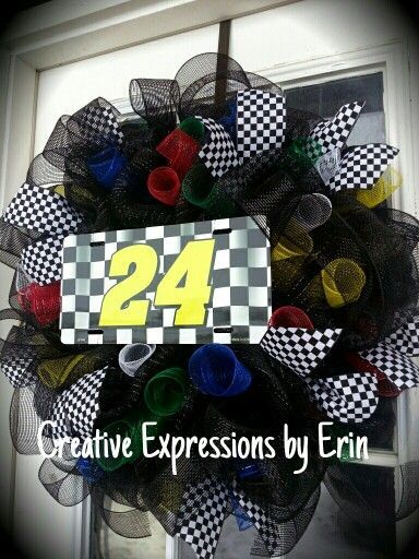 Racing Wreath Ideas, Nascar Crafts, Race Theme, Diy Deco Mesh Wreath, Wreaths Videos, Tik Tok Videos Funny, Summer Diy Projects, Sports Wreaths, Holiday Wreaths Diy