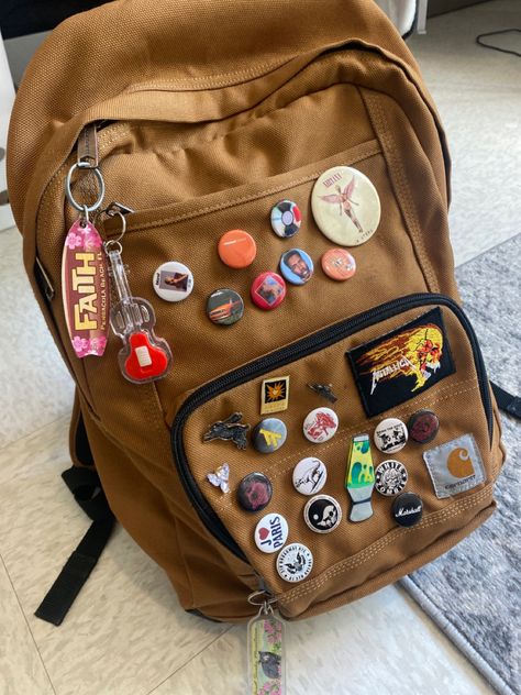 Maximalist Backpack, Messenger Bag With Pins, Pins On Backpack, Backpack Pins Aesthetic, Decorated Backpack, Backpack With Pins, Mochila Jansport, Backpack Ideas, Stylish School Bags