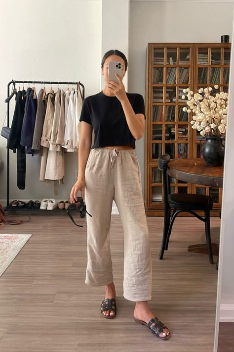 Relaxed Summer Outfits Casual, Comfortable Pants Outfit, City Work Outfits, Simple Teacher Outfits Summer, Wfh Summer Outfits, Travel Mom Outfit, Simple Basic Outfits Summer, Summertime Work Outfits, Relaxed Pants Outfit