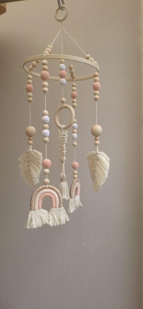 Mobile bébé plumes en macramé/ Macramé Lustre/ déco macramé et - Etsy France Magic Hands, Diy Mobile, Diy Recycle, Macrame Ideas, Toy Rooms, Baby Bedroom, Macrame Design, Macrame Patterns, Macrame Diy