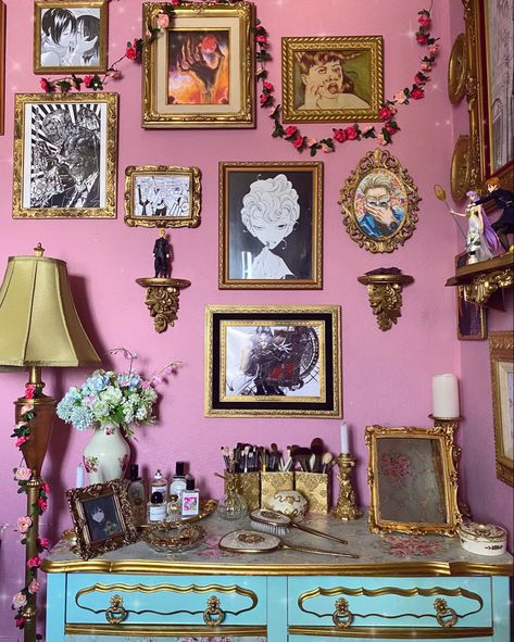 Wall Art Layout Ideas Bedroom, Vintage Maximalist Living Room, Vintage Hair Salon Aesthetic, Old Room Decor, Lilac Kitchen, Anime Home Decor, Coquette Decor, Eclectic Homes, Manga Aesthetic