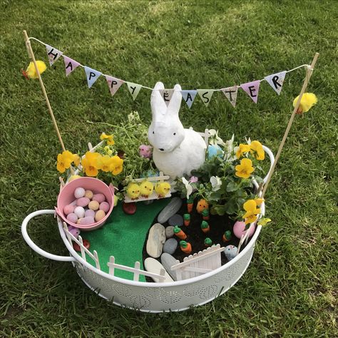 Miniature Easter Garden with Easter Bunny, Easter Egg hunt and bunting. Lovely Easter craft for kids! Easter Fairy Garden, Easter Garden Crafts For Kids, Easter Garden Ideas Kids, Easter Garden Ideas, Easter Garden Craft, Easter Terrarium, Easter Fairy, Happy Easter Sign, Farm Craft