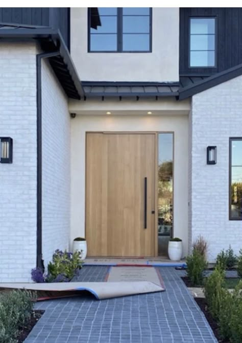 Wood Pivot Door, Timber Front Door, Oak Front Door, House Front Door Design, Modern Entrance Door, Modern Exterior Doors, Pivot Door, Modern Entrance, Modern Front Door