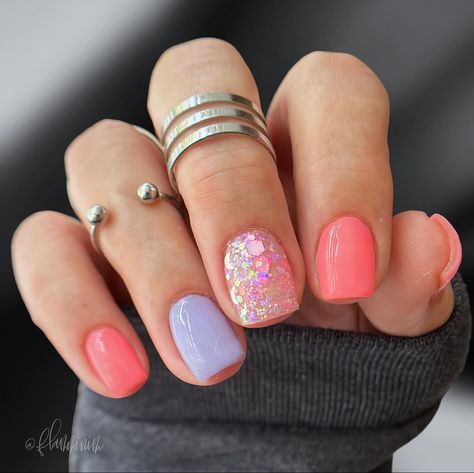 Gel Polish Nail Designs Pink, Fun Sns Nails, Simple August Nails Short, Pink Summer Dip Nails, Simple Spring Nails Design, Cute Nails For Mexico, Dip Summer Nail Ideas, Bright Dip Nails For Summer, Dip Nail Ideas Pink