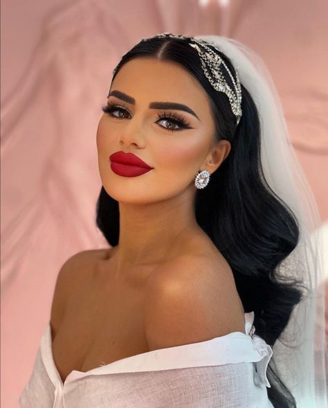 Vintage Wedding Makeup Bridal Looks Make Up Hollywood Glamour, Wedding Makeup With Red Lips, Bride Makeup Red Lips, Bridal Makeup With Red Lips, Red Lips Bride, Red Lip Wedding Makeup, Bride Makeup Ideas, Bridal Makeup Red Lips, Wedding Makeup Vintage