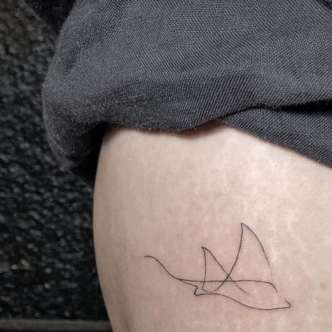 Vi on Instagram: "Sting ray  #stingraytattoo #linetattoo #minimalisttattoo #smalltattoo #cebutattoo  #cebutattooartist   Get inked! ✨Dm for inquiries  📍Pardo, Cebu City" Stingray Line Tattoo, Sting Ray Tattoo Simple, Simple Stingray Tattoo, Tattoo Stingray, Eagle Ray Tattoo, Sting Ray Tattoo, Manta Ray Tattoo, Underwater Drawing, Stingray Tattoo