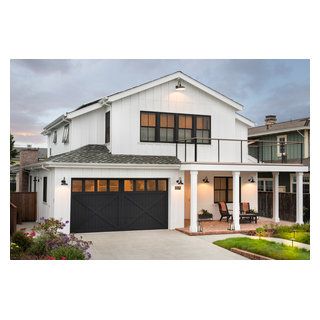 Surfside Farmhouse - Farmhouse - Exterior - San Francisco - by interiorstyle | Houzz Carriage Style Garage Doors, White Modern Farmhouse, Carriage House Garage, Farmhouse Garage, Garage Door Types, Garage Addition, Building A Garage, Garage Exterior, Garage Door Makeover