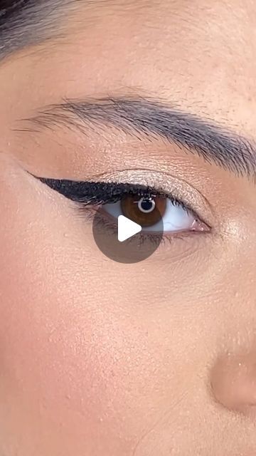 Liquid Eyeliner Tutorial For Beginners, Christmas Eve Makeup, Liquid Eyeliner Tutorial, I Liner, Eyes Liner, Eyeliner Tips, Liner Makeup, Eye Makeup Techniques, Makeup Makeover