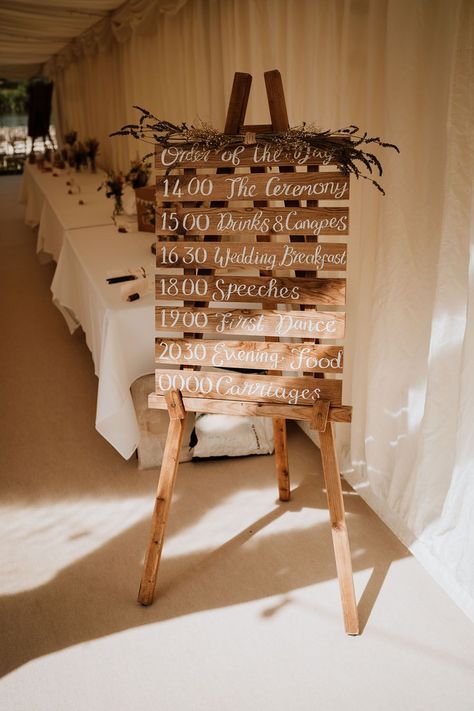 DIY wooden pallet 'Order Of The Day' wedding sign with lavender foliage Diy Order Of The Day Wedding, Wedding Pallet Ideas, Diy Wedding Signage, Top Diy Ideas, Pallet Wedding Signs, Order Of The Day Wedding, Wedding Decor Rustic, Diy Wedding Arch, Lavender Decor