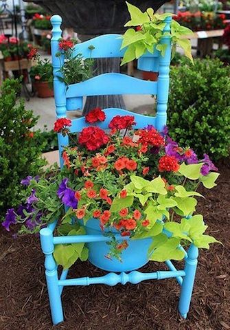 Creative Spring Planter ideas....lists of useful and re- purposed containers for the garden or patio. Repurposed Planter, Chair Planter, Diy Outdoor Decor, Old Chair, Unique Gardens, Chickens Backyard, Backyard Decor, Dream Garden, Garden Planters