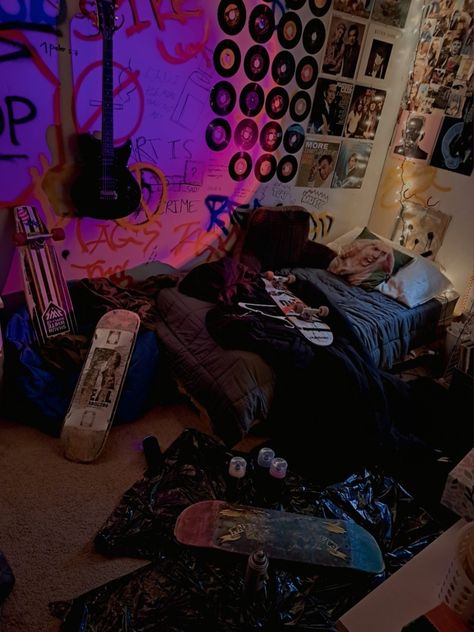 Messy Room Aesthetic Grunge, Teenager Room Ideas For Boys, Skater Boy Room, Emo Teen Boy, Boys Room Ideas Teenagers, Skater Bedroom, Room Aesthetic Grunge, Messy Room Aesthetic, Emo Bedroom