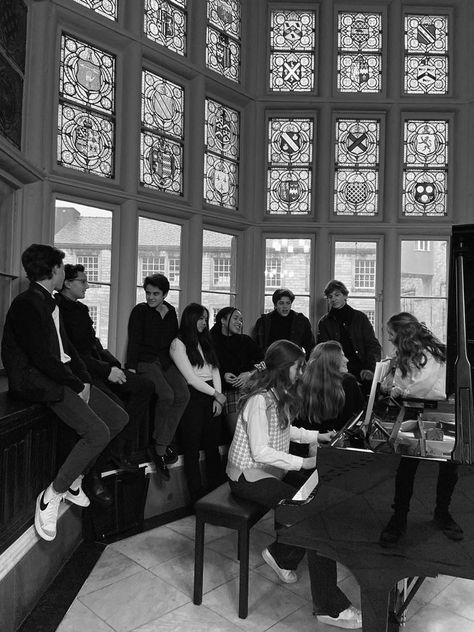 Boarding School Aesthetic Black And White, Boarding School Dorms Dark Academia, School Group Aesthetic, American Private School Aesthetic, London Boarding School Aesthetic, Private Boarding School Aesthetic, Boarding School Friends Aesthetic, Privet School Aesthetic, Uk Private School