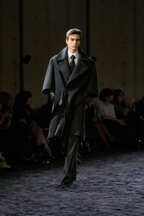 Fashion Show | Men's Winter 24 | Saint Laurent | YSL.com Ysl Clothes, Saint Laurent Aesthetic, Valentino 2024, Saint Laurent Menswear, Yves Saint Laurent Men, 2024 Menswear, Outwear Fashion, Runway Shoes, Best Dressed Man