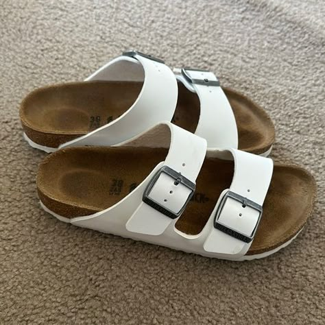 White Birkenstock Sandals Burcanstocks Sandals, White Berkinstocks Outfit Jeans, White Birkenstocks Aesthetic, Burgenstock Shoes, White Burken Stocks Outfit, White Burken Stocks, Shoes Wishlist Aesthetic, Birken Stocks Outfit, Bercanstock Sandals