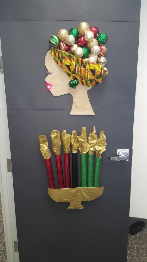 Kwanzaa Door Decorations For School, Kwanza Bulletin Board Ideas, Kwanzaa Classroom Decorations, Kwanza Door Decorations, Kwanzaa Decorations Diy, Kwanzaa Decorations Home, Kwanzaa Wreath Front Doors, School Decorations Diy, Diy Kwanzaa Decorations