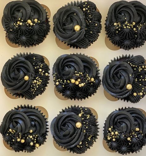 18th Birthday Cake Gold And Black, Black And Gold 30th Birthday For Men, Black And Gold Cake And Cupcakes, Black Cupcakes Aesthetic, Black Gold Cupcakes Ideas, Black And Gold Wedding Dessert Table, White Black And Gold Cupcakes, Rose Gold And Black Cupcakes, Black White And Gold Desserts