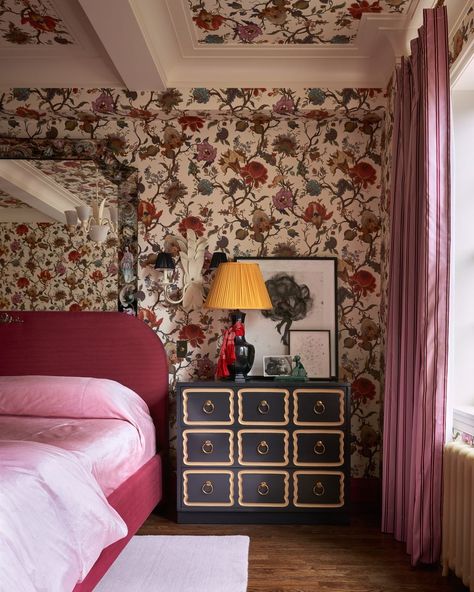 Alton Bechara maximalist nyc apartment Foyer Wallpaper, Greenwich Village Apartment, Leopard Print Rug, Maximalist Bedroom, Stair Gallery, Box Bedroom, Diana Vreeland, Texture Inspiration, Greenwich Village