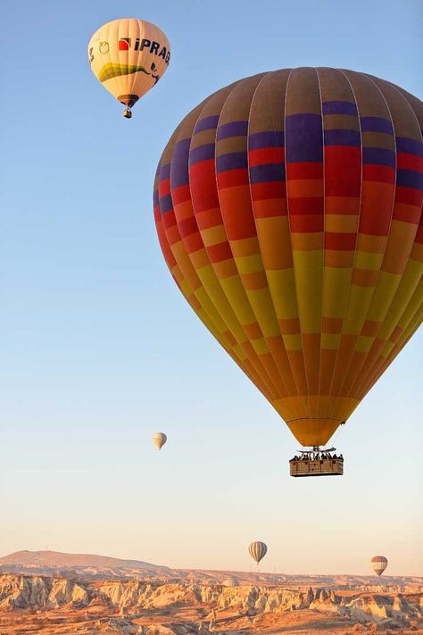 (11) Everything You Need to Know About Riding Cappadocia Hot Air Balloons in Turkey Turkey Trip, Turkey Places, Visit Turkey, Travel Photography Tips, Hot Air Balloon Rides, Air Balloon Rides, Voyage Europe, Turkey Travel, Hot Air Balloons