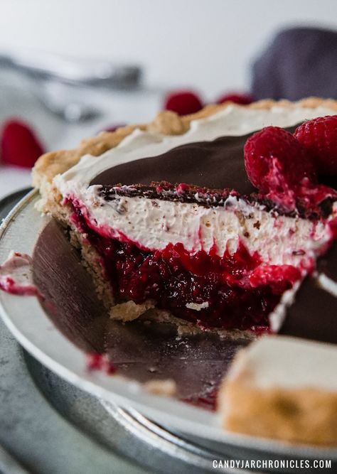 Kiskadee Fantasy Pie, Chocolate Raspberry Cream Pie, Raspberry Chocolate Pie, Candy Roaster Pie, Best Raspberry Desserts, Kneaders Raspberry Cream Pie, Raspberry Cream Tart, Winter Pies Dessert, Pie Ideas Desserts