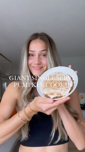 Calla Ramont on Instagram: "GIANT single serve pumpkin cookie! 🎃🎃 vegan + gluten-free 🤝 Ingredients 1/4 cup gluten-free flour 1 tbsp cashew butter (or nut / seed butter of choice) 2 tbsp coconut sugar 4 tbsp pumpkin puree 1 tsp pumpkin pie spice 1/4 tsp baking soda Pinch salt Directions 1) preheat oven to 350F and line a baking sheet with parchment 2) add all ingredients to a small bowl and mix well. Roll into a ball and flatten onto baking sheet 3) bake 12-14 mins and let cool complet Ambry Mehr, Single Serve Cookie, Gluten Free Pumpkin Cookies, Healthy Pumpkin Dessert, Food Wallpapers, Wallpaper Food, Pumpkin Cookie, Single Serve Desserts, Pumpkin Recipes Dessert