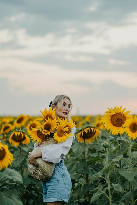 Sunflower Farm Photoshoot Outfits, Sunflowers Photoshoot Photo Ideas, Sunflower Farm Photoshoot, High Key Photo, Sunflower Field Photography, Sunflower Field Pictures, Sunflower Farm, Senior Photoshoot Poses, Sunflower Photography