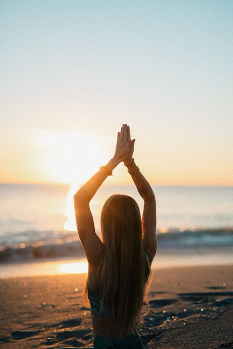 Yoga Sunset Photography, Yoga Profile Picture, Yoga Portrait Photography, Nature Yoga Photoshoot, Branding Photoshoot Beach, Yoga Instructor Aesthetic, Yoga Astethic, Meditation Photoshoot, Beach Fitness Photoshoot